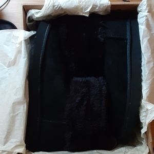 New classic mini black uggs, never worn out.